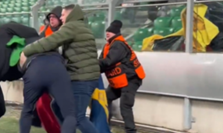 Kibic na meczu Legii ZRYWA flagę Sparty, a potem... [VIDEO]